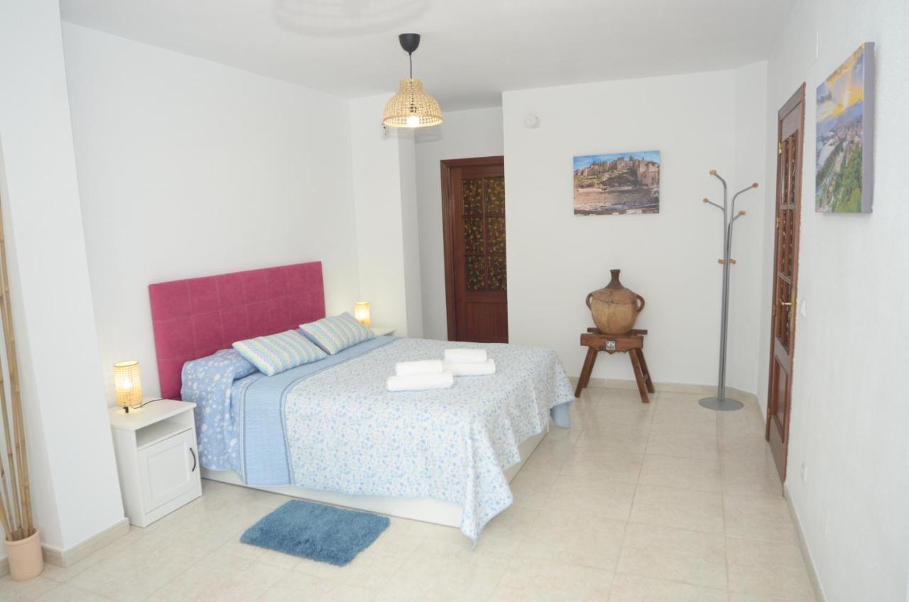 Habitacion Grande Con Terraza Privada, Malaga Centro Zewnętrze zdjęcie